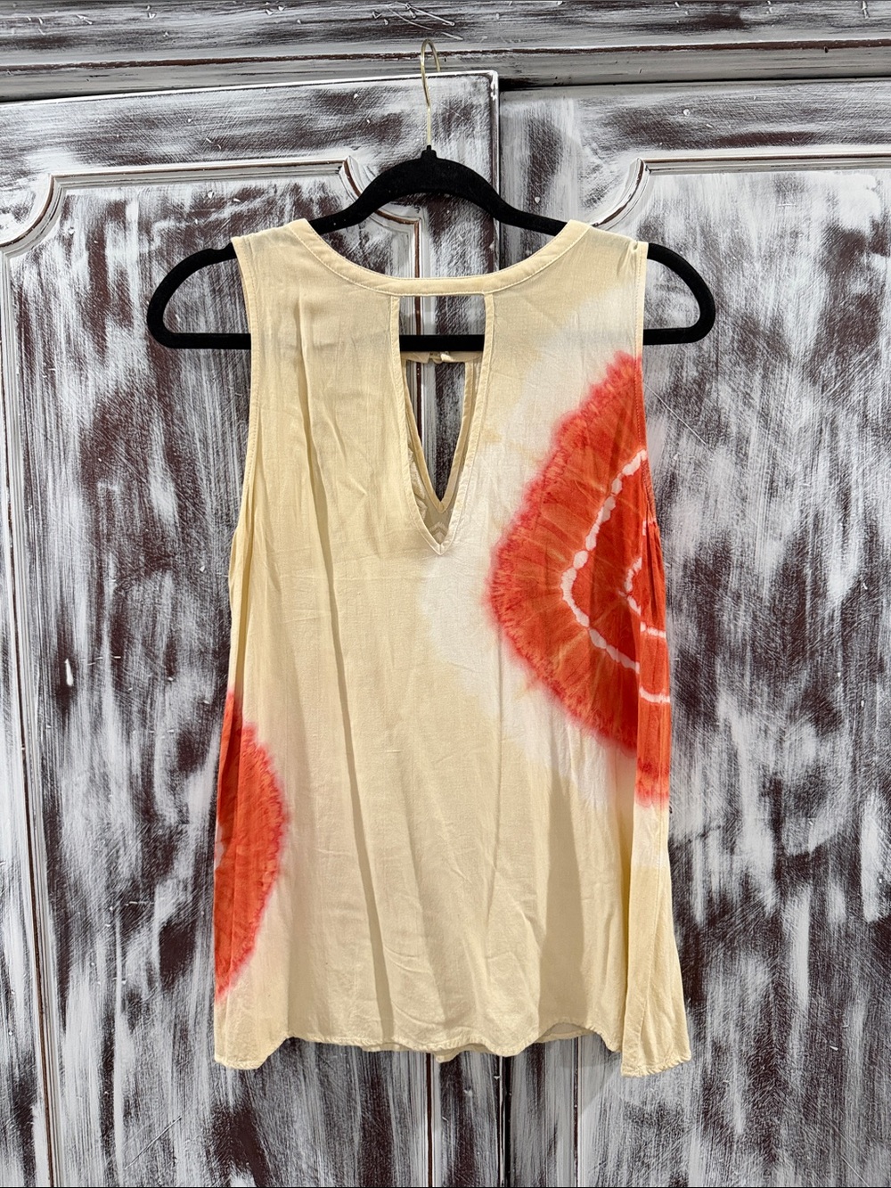 Sleeveless V-Notch Tie-Dye Tank Top in Cream and Orange